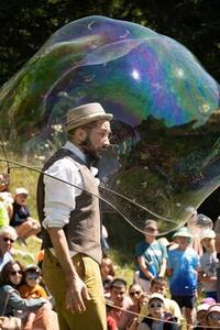 Spectacle de bulles de savon en plain air Spectacle de bulles de savon en plain air