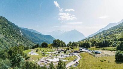 Vue panoramique sur l'Espace de Nature et Loisirs du Collet et les sommets environnants Vue panoramique sur l'Espace de Nature et Loisirs du Collet et les sommets environnants