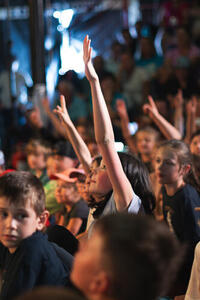 Public d'enfants participant à un spectacle sous chapiteau Public d'enfants participant à un spectacle sous chapiteau